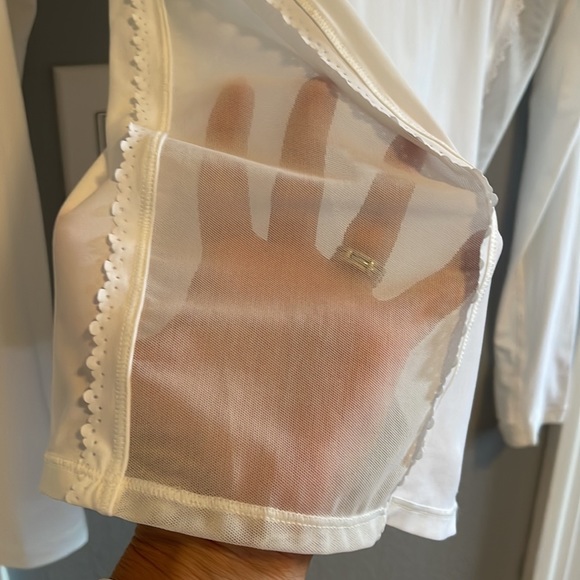 Lululemon White Long Sleeve Top with thumb holes - Picture 3 of 7